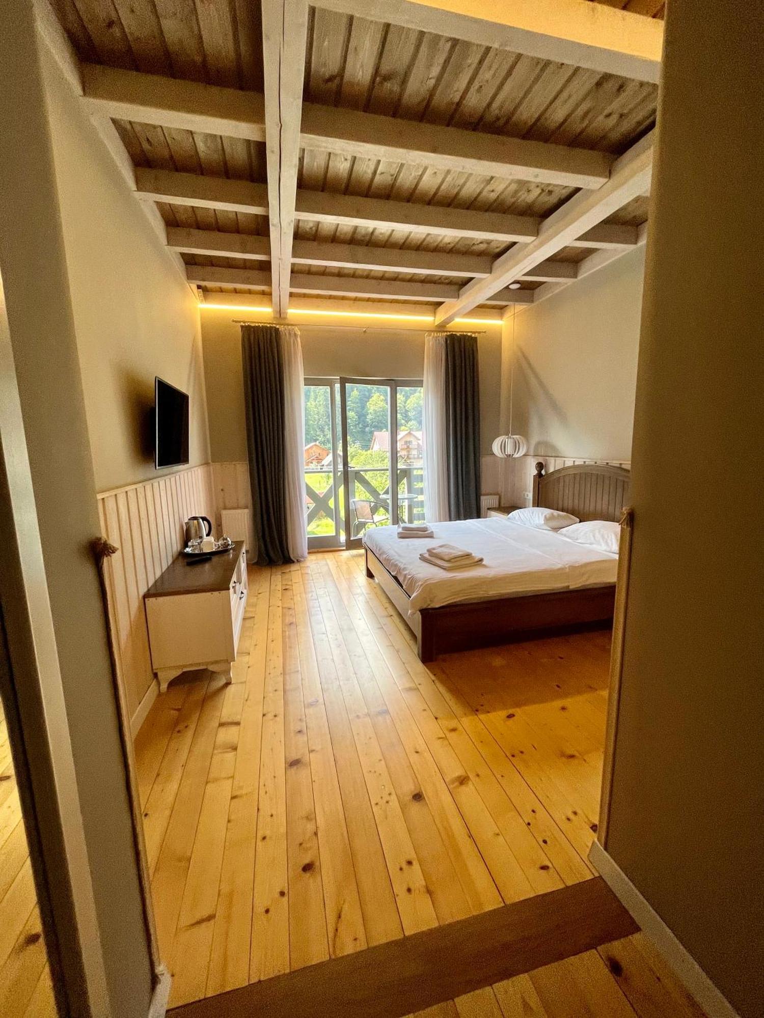 Hygge Hotel Tatariv Buitenkant foto