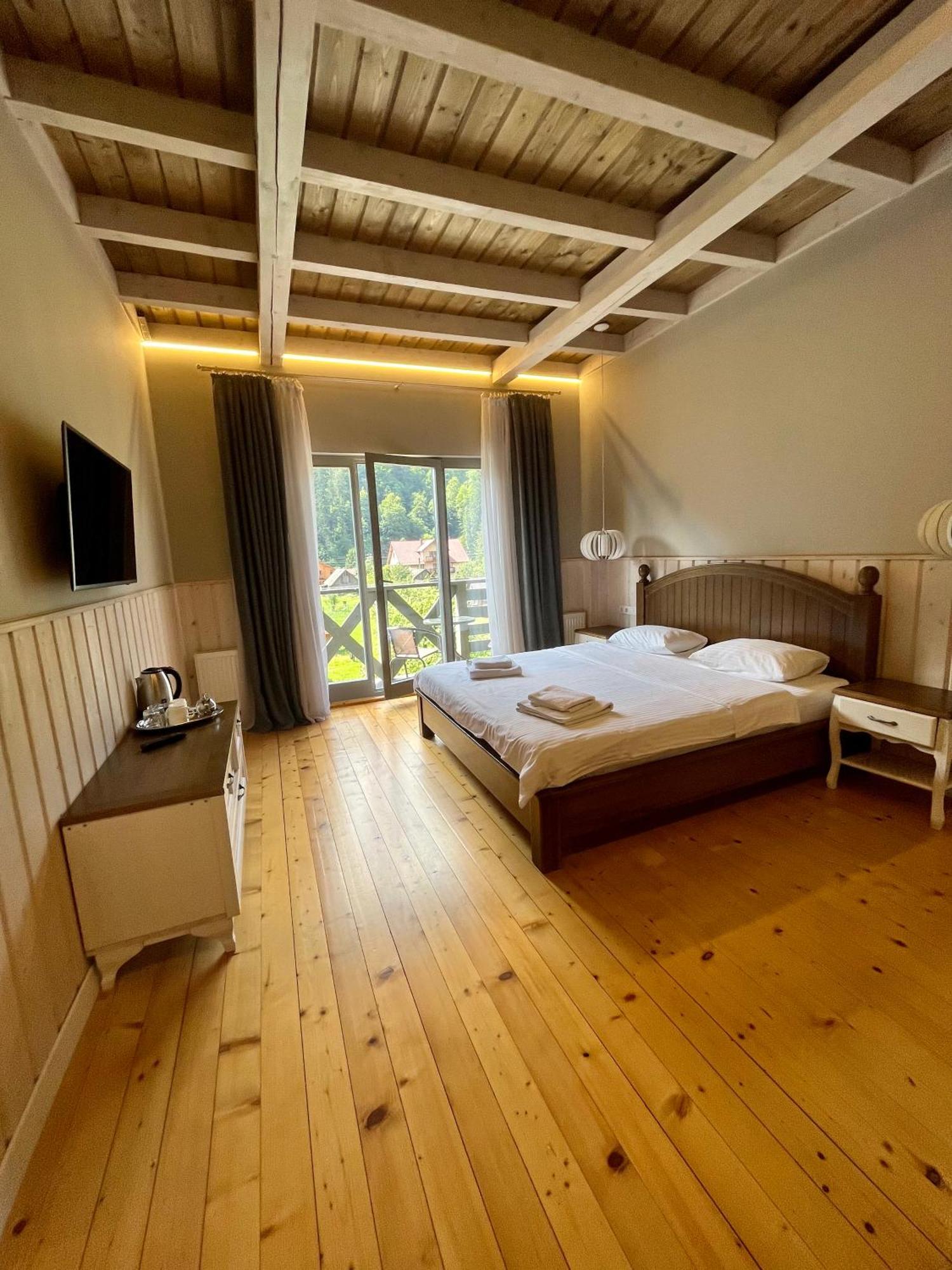 Hygge Hotel Tatariv Buitenkant foto